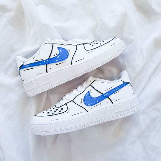 Nike Air Force 1 custom sketch avec swoosh bleu – baskets personnalisées style cartoon peintes à la main dans notre atelier à Aubagne avec peinture Angelus