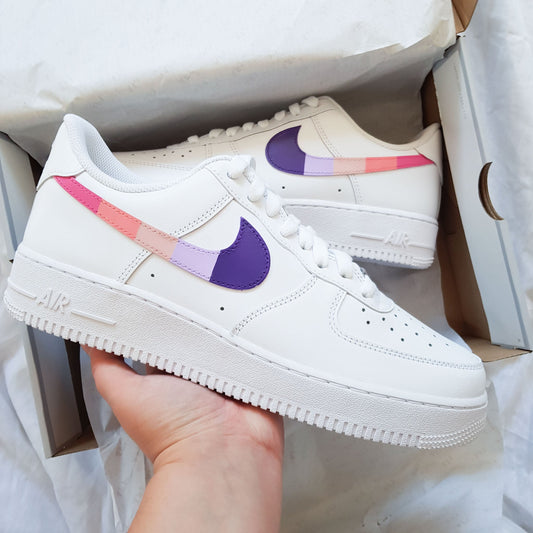 Nike Air Force 1 custom blanche avec swoosh pastel rose lilas violet, basket streetwear personnalisée