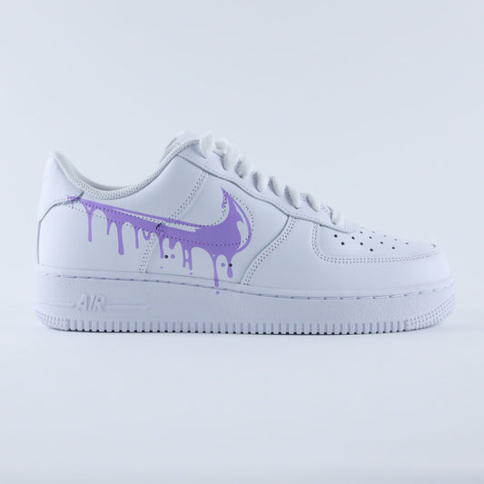 Nike Air Force 1 blanche avec Swoosh violet effet peinture dégoulinante – Custom Sneakeaze Drip Violet