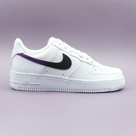 Nike Air Force 1 custom violet métallisé – sneakers personnalisées unisexe, baskets custom uniques avec swoosh violet dégradé, création artisanale sur cuir blanc