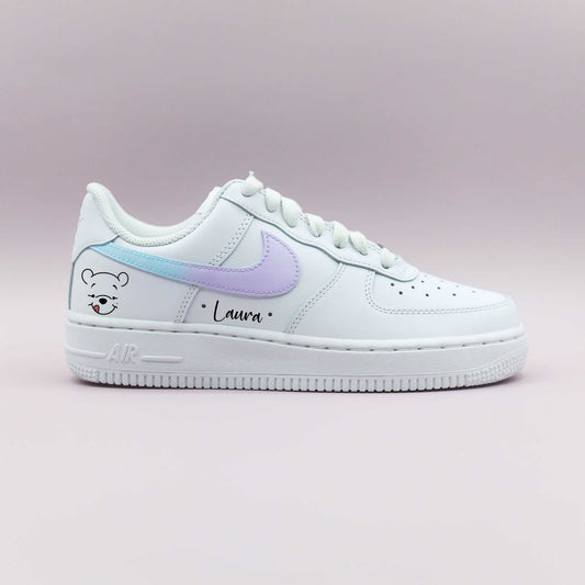 Nike Air Force 1 custom pastel dégradé lila turquoise avec dessin Winnie l’Ourson et prénom, basket Disney personnalisée unique