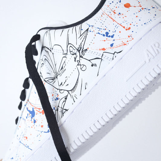 Air Force 1 custom Dragon Ball Z avec Gogeta et Vegetto dessinés en noir sur fond blanc, éclaboussures de peinture style Super Saiyan.