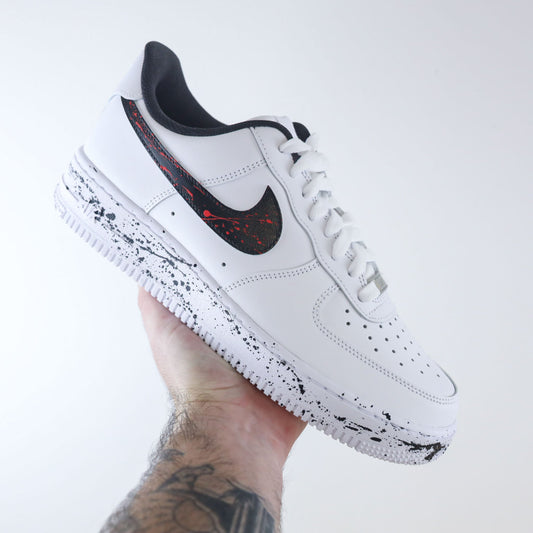 Nike Air Force 1 custom paint splatter noir rouge – sneaker street art peinte à la main