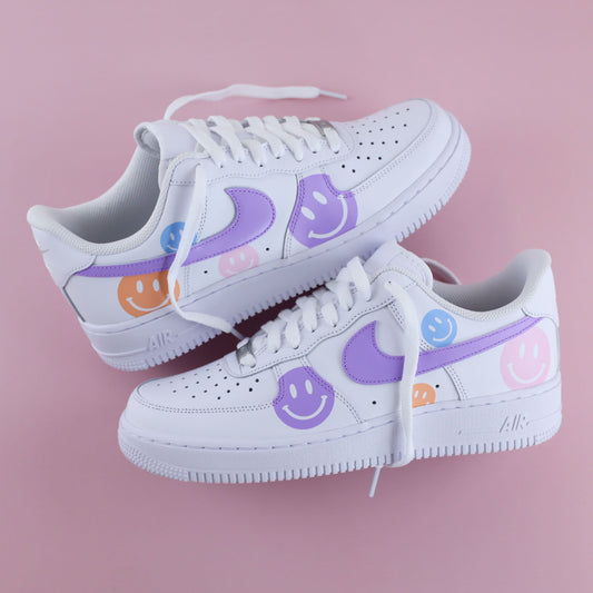 nike air force 1 cusotm smiley pastel baskets personnalisées pour femme nike violette af1 lila personnalisable nike turquoise sneakers custom artisanal