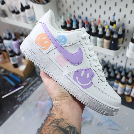 Nike Air Force 1 custom smile pastel – sneaker blanche personnalisée avec smileys colorés