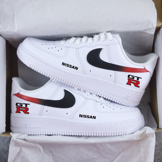 nike air force 1 custom nissan gtr skyline sneakers personnalisées jdm street racing japon chaussures custom passionnés automobile