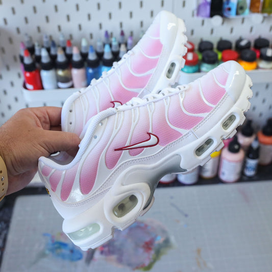 Nike TN custom rose et blanc dégradé avec swoosh rouge sneakers streetwear uniques peintes à la main