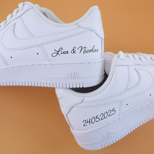 Air Force 1 custom blanches avec prénoms Lisa & Nicolas, conçues pour un mariage moderne et personnalisé. air force one mariage, baskets de mariage personnalisées, chaussures pour mariée tendance