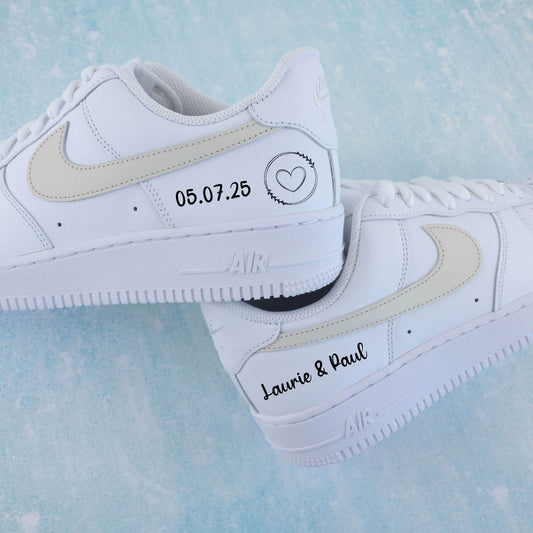 Baskets Air Force 1 custom pour mariage avec swoosh crème et inscriptions personnalisées Laurie & Paul et date du 05.07.25, création exclusive sneakeaze