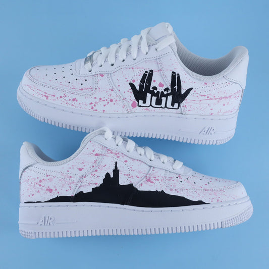 Air Force 1 custom JUL avec splash rose, silhouette de Notre-Dame de la Garde et hommage au rap marseillais et à l’Olympique de Marseille – baskets personnalisées OM - nike OM olympique de marseille