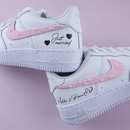 Air Force One mariage personnalisées avec perles roses, message "Just Married" et prénoms Malika & Pierre – baskets de mariage romantiques et chic