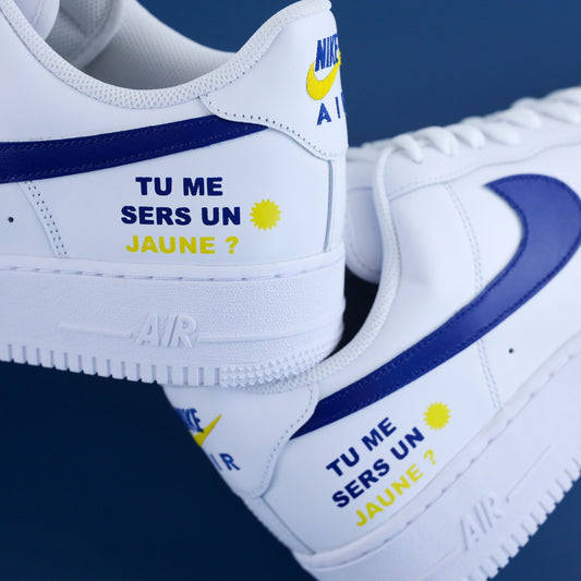 Nike Air Force 1 personnalisées fête des pères avec swoosh bleu et jaune, inscription 'sers moi un jaune', design pastis apéro peint à la main sneakeaze customs