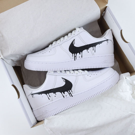 Nike Air Force 1 custom Drip Noir – sneakers personnalisées streetwear unisexe, peinture noire effet coulure, création unique faite main à Aubagne