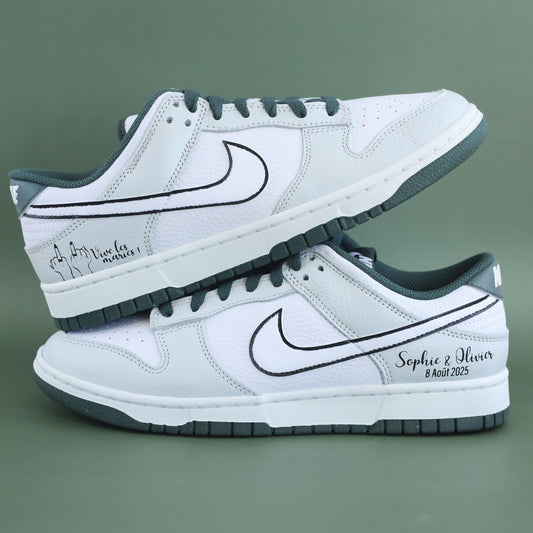 Dunk verte et grise personnalisée pour mariage avec prénoms "Sophie & Olivier" et date peint à la main sneakeaze custom