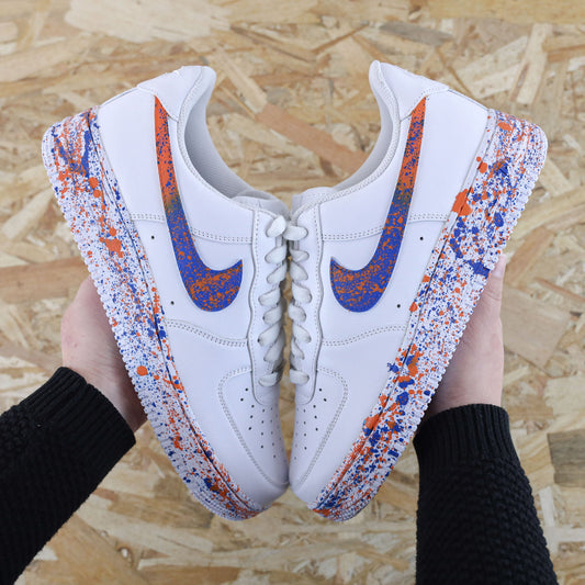 Nike Air Force 1 custom paint splash orange bleu peinte à la main Sneakeaze