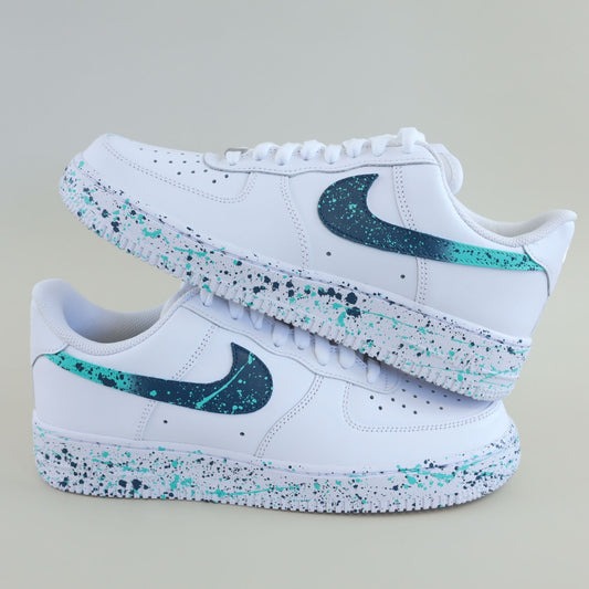 Nike Air Force 1 personnalisées avec effet splash dégradé bleu turquoise foncé et vert, modèle unique peint à la main sneakeaze custom