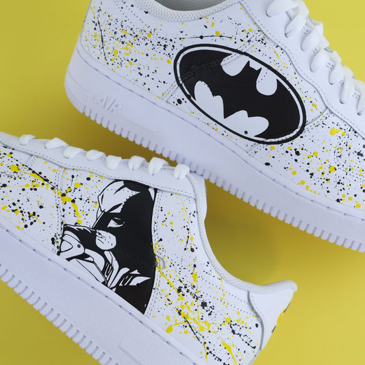 nike air force 1 custom batman avec splash paint noir et jaune, basket personnalisée DC Comics, sneaker thème super-héros