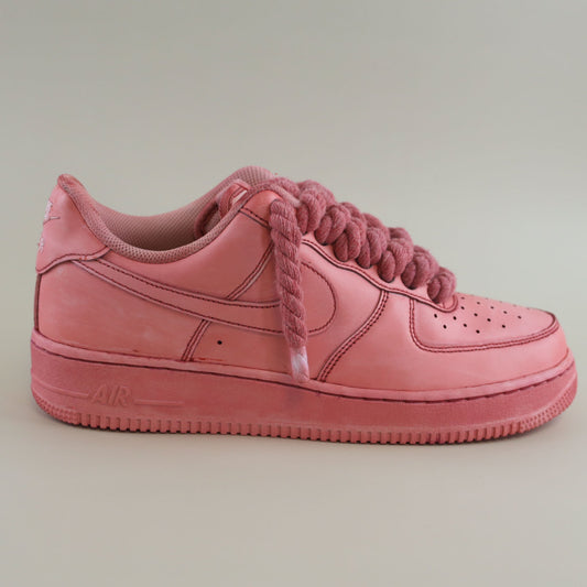 Nike Air Force 1 custom rose avec rope laces, gros lacets épais en corde, teinte à la main, modèle unique