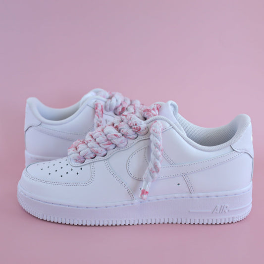 nike air force 1 custom avec gros lacets en corde blanc et rose, rope laces sneakers personnalisées