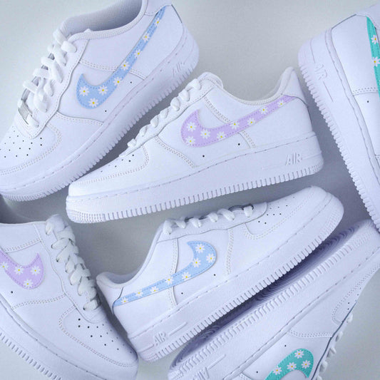 Nike Air Force 1 custom blanche avec swoosh pastel décoré de marguerites peintes à la main