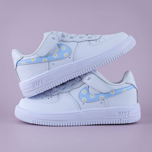 Air Force 1 custom enfants – Nike turquoise pour fille – sneakers personnalisées marguerite – baskets bleu ciel peintes à la main à Aubagne