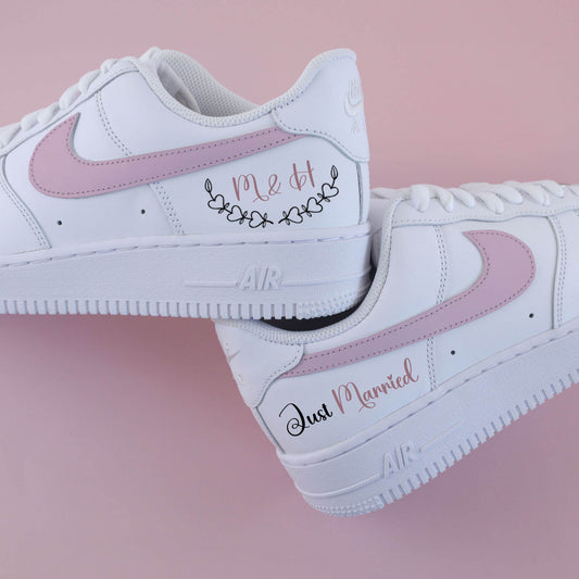 Air Force 1 mariage personnalisées avec prénoms, logo de faire-part et design "Just Married" – baskets de mariage sur-mesure pour mariage bohème chic