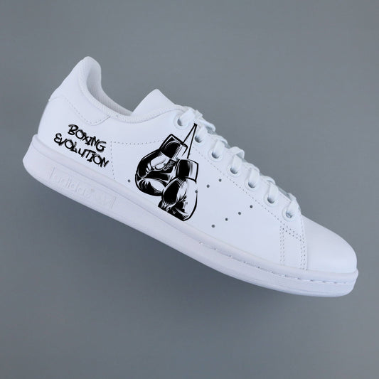 Adidas Stan Smith custom boxe anglaise avec gants peints à la main et slogan Boxing Evolution pour passionnés de sport de combat