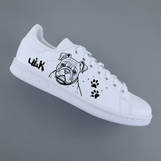 Stan Smith custom bulldog anglais avec dessin de chien et empreintes de pattes sur une basket blanche personnalisée