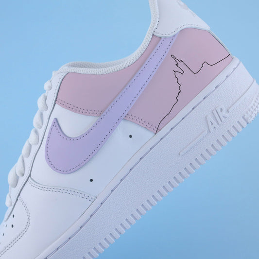 Nike Air Force 1 custom femme pastel rose pâle et lila, avec dessin main de Marseille sur le talon, basket unique inspirée de la culture marseillaise et de Jul