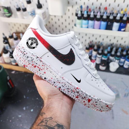Nike Air Force 1 custom Manchester United blanche avec détails rouges et noirs peints à la main