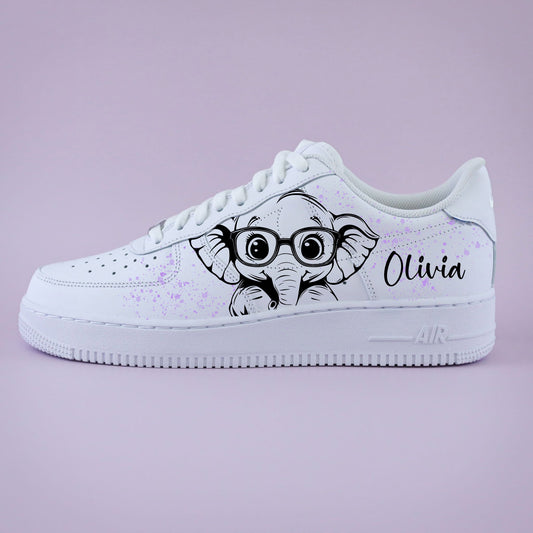 Air Force 1 custom éléphant mignon avec lunettes et prénom Olivia – sneaker personnalisée adorable pour femme et enfant Sneakeaze Customs