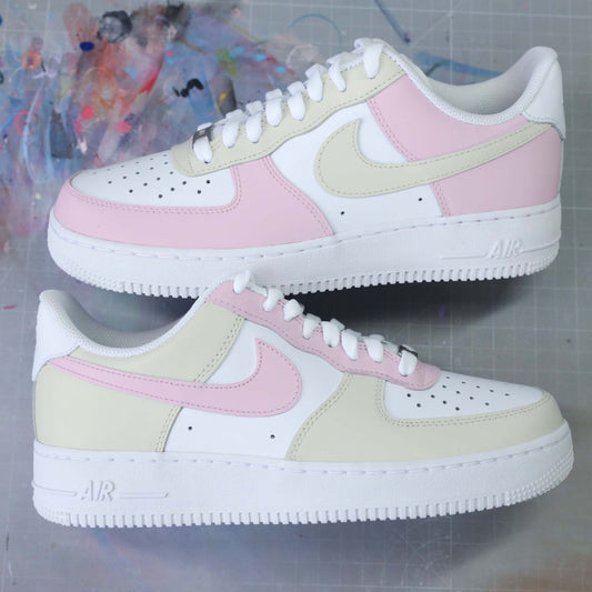 Nike pastel femme customisées à la main en rose et beige