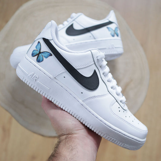 sneakers nike air force 1 blanches avec papillon bleu – baskets tendance rentrée
