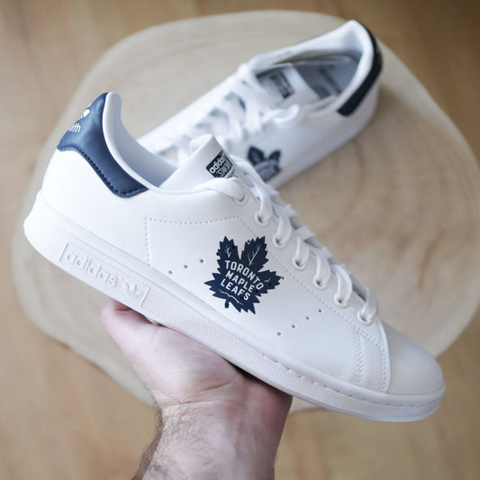 Stan Smith personnalisée "Maple Legacy" avec logo Toronto Maple Leafs sur le côté, création sur-mesure peinte à la main
