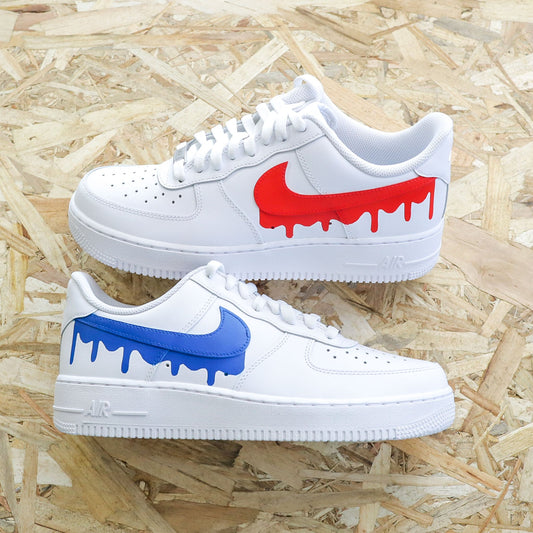 Air Force 1 custom avec swoosh rouge et bleu effet peinture qui coule, création sur-mesure peinte à la main, modèle exclusif Sneakeaze.