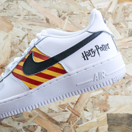 Nike Air Force 1 custom thème Harry Potter Gryffondor rouge et or, basket personnalisée inspirée des films Harry Potter et de l’univers Poudlard