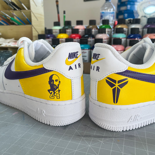 baskets Nike personnalisées Air force 1 custom sur-mesure "Kobe Bryant Basketsball Lakers sneakeaze customs skz