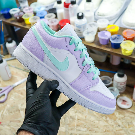Air Jordan 1 custom “Cotton Candy Mint” violette et menthe peinte à la main – baskets personnalisées uniques par Sneakeaze