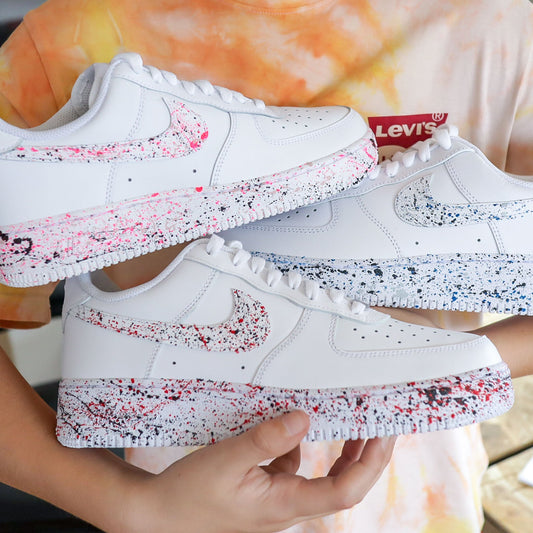 Air Force 1 custom “Color Splash Pack” – baskets personnalisées avec éclaboussures de peinture rouge, rose et bleue, création Sneakeaze