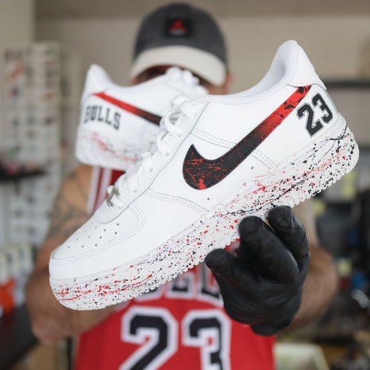 Nike Air Force 1 custom Chicago Bulls 23, basket personnalisée Michael Jordan rouge et noire avec paint splatter inspirée de la NBA