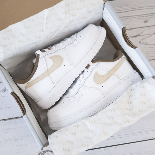 Air Force 1 custom enfants blanches et beige, sneakers bébé couleur mocha sable, baskets personnalisées faites main pour enfant