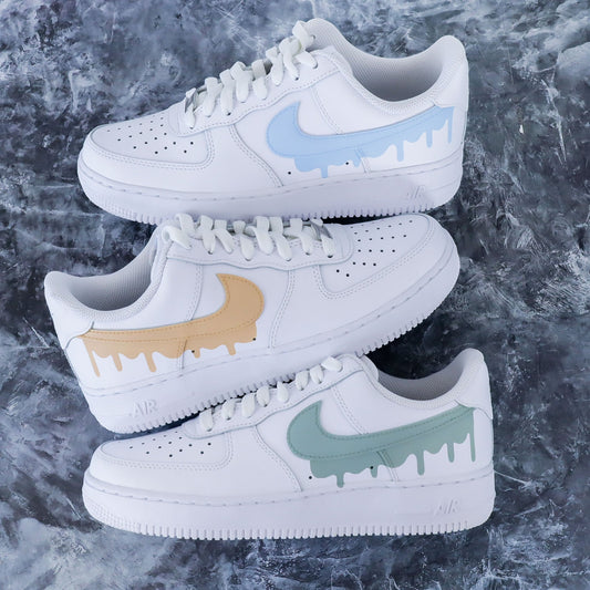 Nike Air Force 1 custom Drip pastel bleu beige vert, baskets personnalisées avec swoosh effet peinture coulant, collection sneakers custom streetwear