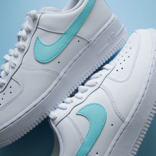 Nike Air Force 1 custom blanche avec swoosh turquoise minimaliste et épuré