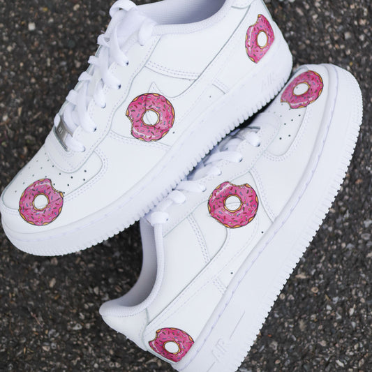Air Force 1 custom donuts roses style Homer Simpson – sneaker blanche personnalisée gourmande Sneakeaze Customs