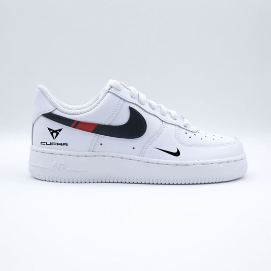 Nike Air Force 1 custom CUPRA édition limitée, sneaker blanche streetwear avec swoosh noir et détail rouge, logo automobile CUPRA sur talon, basket personnalisée inspirée des voitures sportives et du lifestyle automobile