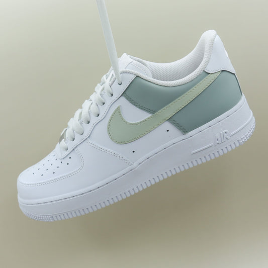 Nike Air Force 1 custom femme vert pastel pistache, sneakers personnalisées sur fond beige