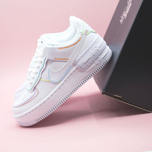 Baskets personnalisées Nike Air Force 1 Shadow blanche avec coutures pastel, modèle unique peint à la main dans l'atelier Sneakeaze à Aubagne