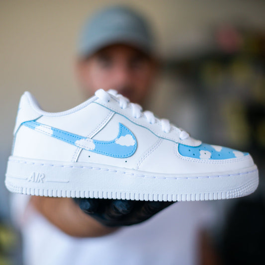 nike air force 1 custom nuages ciel bleu sneaker personnalisée peinte à la main unique style streetwear artisanale sur mesure
