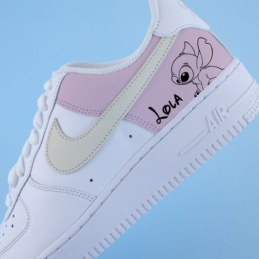 Nike Air Force 1 custom Stitch rose pastel avec prénom Lola, baskets personnalisées Disney pour fille