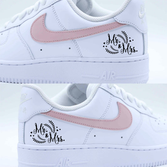 Air Force 1 mariage personnalisées "Mr. & Mrs." avec swoosh rose – chaussures de mariée romantiques peintes à la main pour mariage bohème chic